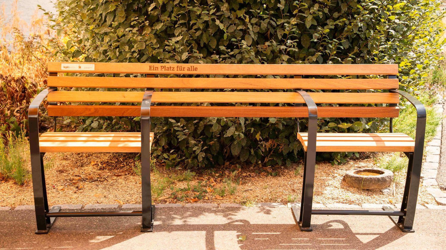 Ein Inklusionsbänkli mit integriertem Rollstuhlplatz und der Gravur «Ein Platz für alle»