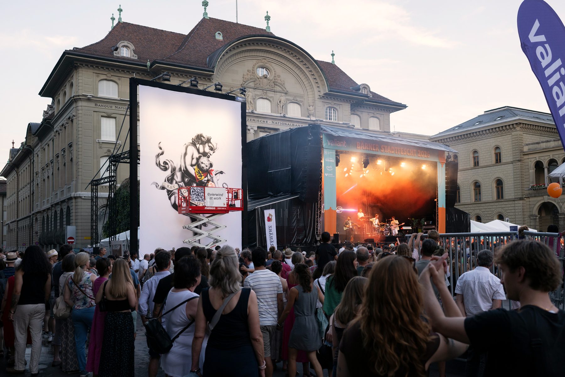 Das Kunstwerk «Key to the City» auf dem Bundesplatz am Berner Stadtfest, im Hintergrund die Bühne des Berner Stadtfests
