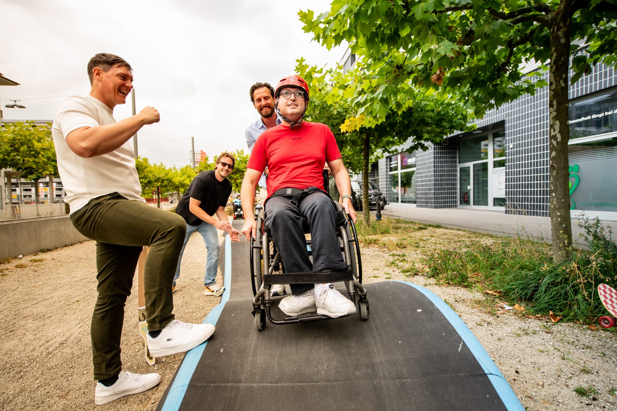 Kinder und Jugendliche fahren gemeinsam auf dem Pumptrack im Rossfeld